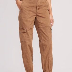 Carmel color cargo pants for the summer button up side pockets and ankles draw